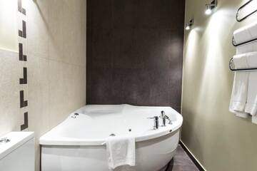 Фото номера Двухместный номер Делюкс с 2 отдельными кроватями Отель Port Hotel г. Адажи 7